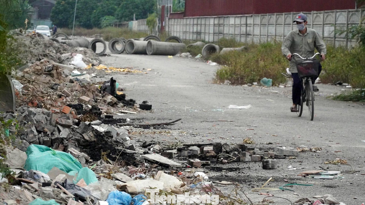 Do dự án không được triển khai, khu vực đã giải phóng mặt bằng và làm nền đường trở thành điểm tập kết rác thải sinh hoạt, rác thải xây dựng. Do dự án không được triển khai, khu vực đã giải phóng mặt bằng và làm nền đường trở thành điểm tập kết rác thải sinh hoạt, rác thải xây dựng.