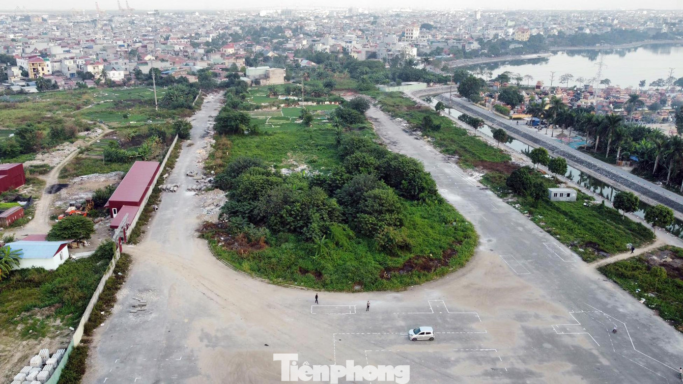 Năm 2010, TP Hải Phòng cũng phê duyệt dự án đô thị 2 bên đường này với tổng mức đầu tư trên 3.000 tỷ đồng do Công ty TNHH MTV Thương mại phát triển đô thị làm chủ đầu tư. Tuy nhiên, sau gần 15 năm được phê duyệt, cả hai dự án này hiện vẫn "đắp chiếu".