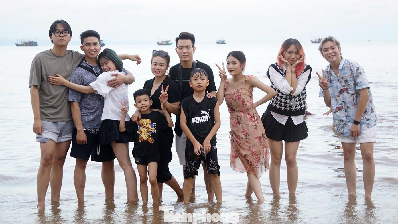 Một nhóm các bạn trẻ ở Hải Phòng tắm biển tại Đồ Sơn chiều 2/10.