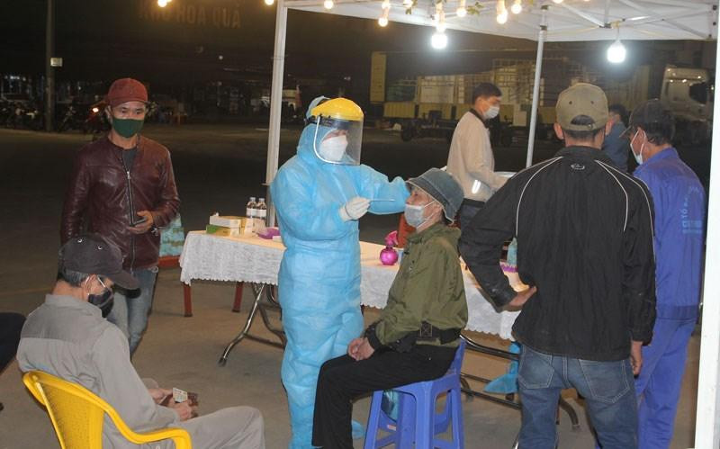 Lực lượng y tế lấy mẫu xét nghiệm người dân quận Hồng Bàng. Lực lượng y tế lấy mẫu xét nghiệm người dân quận Hồng Bàng.