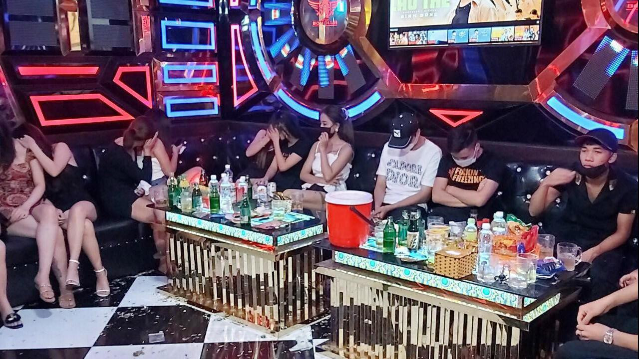 Nhóm khách nam và nữ nhân viên phục vụ tại quán hát ở Cẩm Giàng (Hải Dương) bị lực lượng chức năng phát hiện. Ảnh: Công an cung cấp