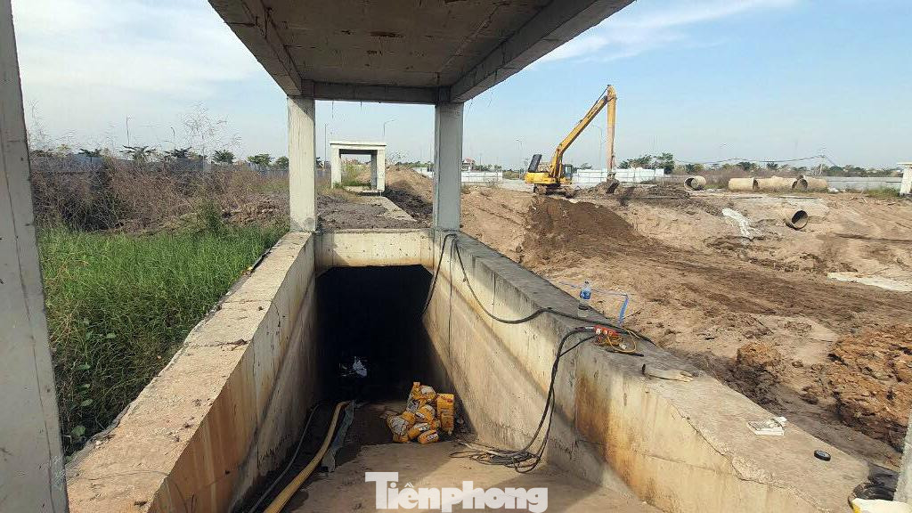 Sau sự cố, hầm đường dành cho người đi bộ ngập nước, đơn vị thi công phải dùng máy bơm hút liên tục để có thể khắc phục, xử lý các vết rạn nứt, sụt lún.