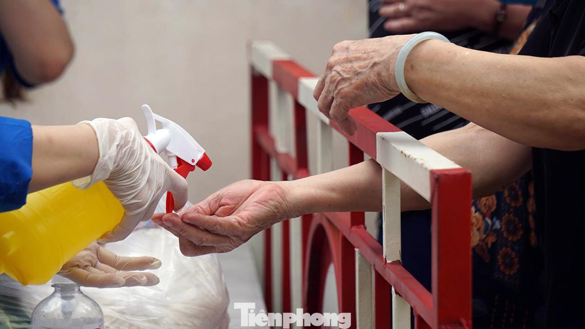 Ngoài đeo khẩu trang, việc khử khuẩn, rửa tay bằng nước sát khuẩn được thực hiện đầy đủ.