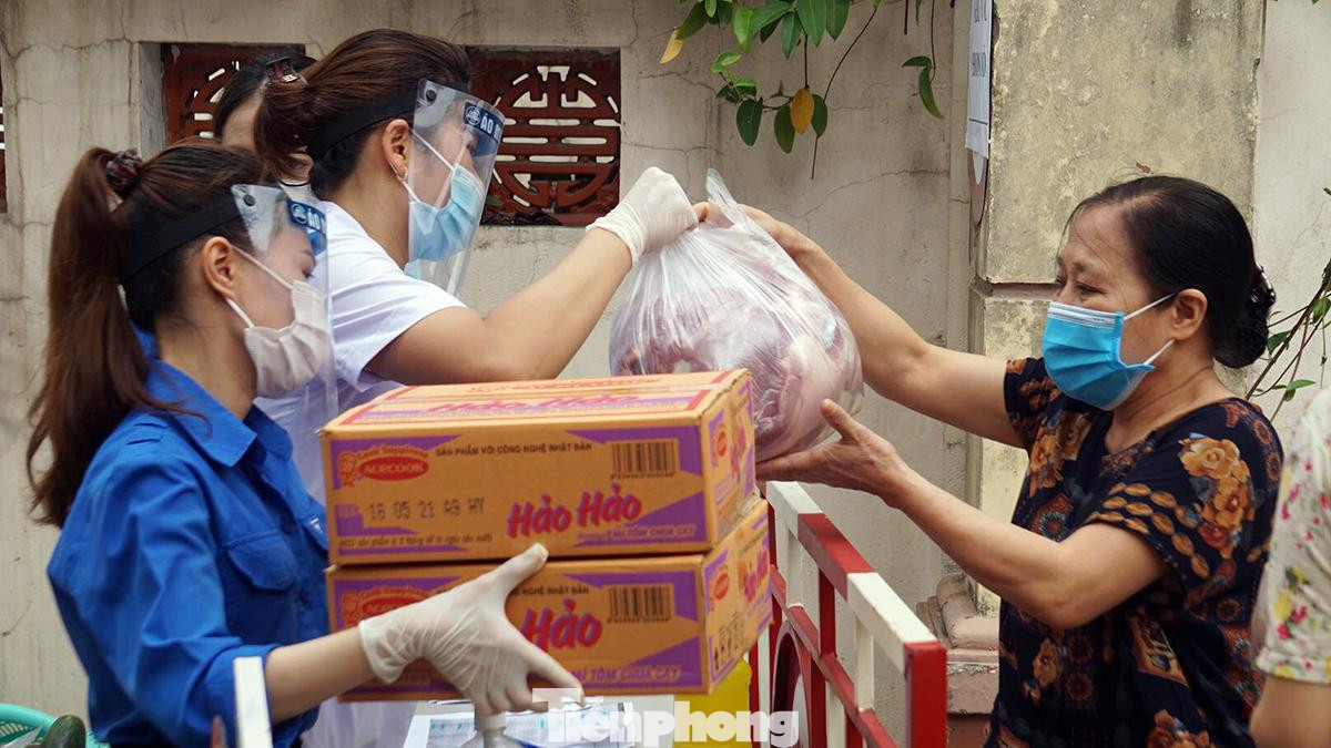 Thịt tươi, rau sạch, lương thực khô... được cung ứng đầy đủ tới từng hộ dân thuộc diện phong tỏa, cách ly.