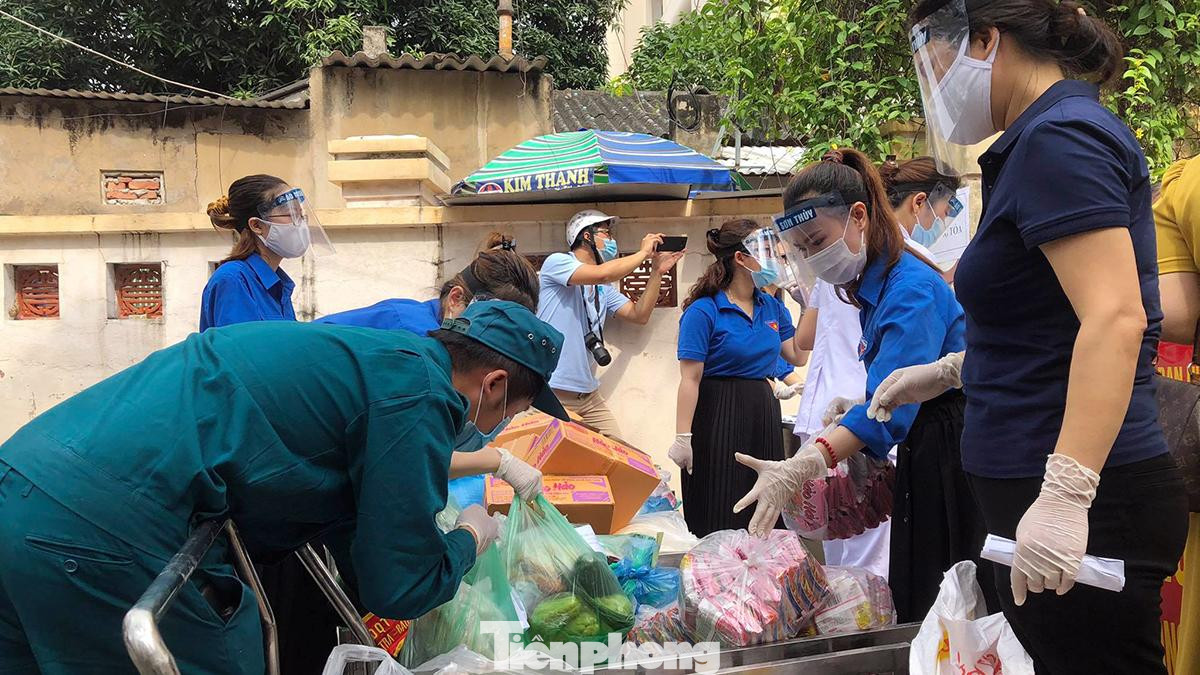 Thực phẩm được phân loại theo đăng ký của từng hộ gia đình. Tham gia tổ công tác tiếp tế, nhiều giáo viên Trường Tiểu học Đinh Tiên Hoàng đã phối hợp chuẩn bị, phân loại và cung ứng cho người dân kịp thời.