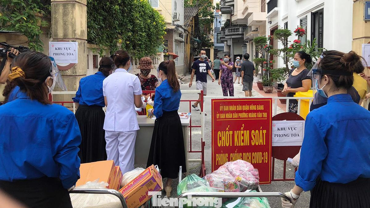 Sáng 19/5, Ban chỉ đạo (BCĐ) Phòng chống COVID-19 quận Hồng Bàng (TP Hải Phòng) đã tổ chức lực lượng tiếp tế lương thực, thực phẩm cho 25 hộ dân tại ngõ 10 Phan Chu Trinh (phường Hoàng Văn Thụ) thuộc diện phải cách ly, phong tỏa. Đây là nơi cư trú của nữ giáo viên mắc COVID-19.