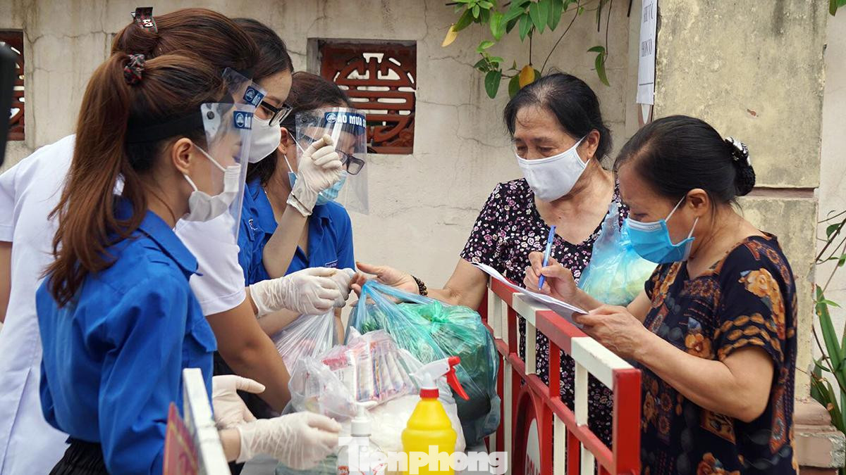 Giáo viên Trường tiểu học Đinh Tiên Hoàng (TP Hải Phòng) hướng dẫn người dân đăng ký lương thực thực phẩm. Tất cả các cán bộ, người dân đều chấp hành nghiêm các biện pháp phòng chống dịch.