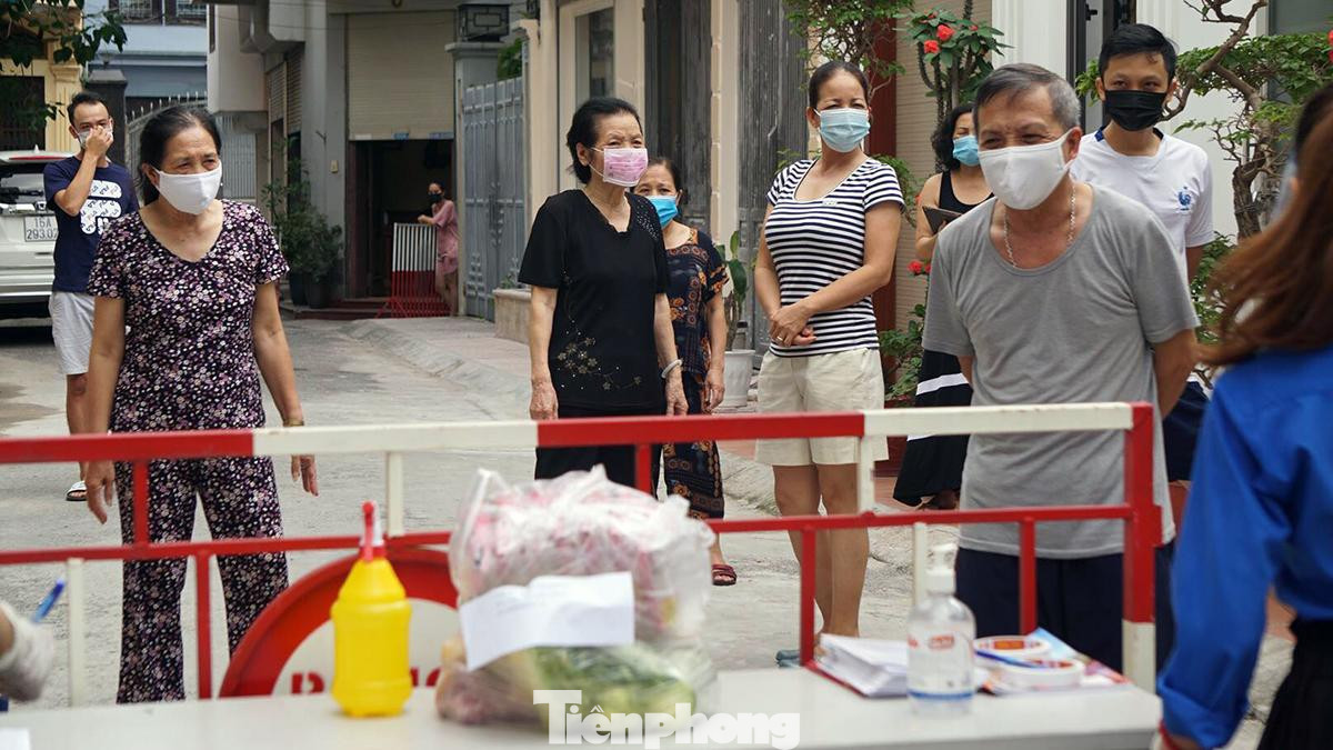 Hàng chục hộ dân tại ngõ 10 Phan Chu Trinh (quận Hồng Bàng) đăng ký và nhận lương thực, thực phẩm tiếp tế.