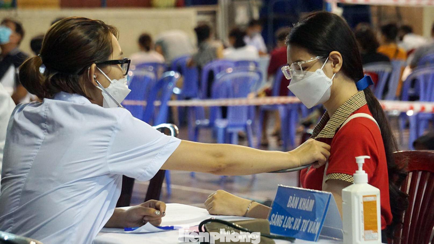 Ngoài ra, các địa điểm cũng tổ chức tiêm chủng cho cán bộ, nhân viên làm việc tại các cảng hàng hải, cảng hàng không, bến tàu, bến xe, các thuyền viên; Cán bộ, giảng viên, giáo viên; Cán bộ quận, huyện, xã, phường, thị trấn và người cao tuổi, người có bệnh nền...