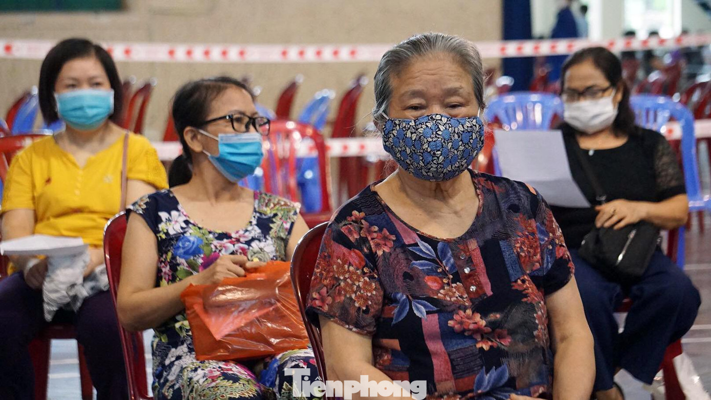 Bà Cao Thị Ly (73 tuổi, trú quận Ngô Quyền) chia sẻ, bản thân rất yên tâm về vắc xin Vero Cell vì đã được thế giới và cơ quan chức năng thẩm định. Sáng nay, bà được con trai đưa đến tiêm chủng từ sớm. Sau khi tiêm, bà cảm thấy cơ thể bình thường, chưa có biểu hiện mệt mỏi.