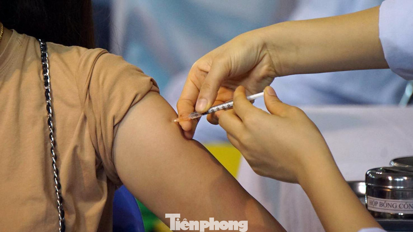 "Tôi đi tiêm sớm để về nghỉ ngơi và theo dõi sức khỏe. Khi hoàn thành 2 mũi tiêm, tôi yên tâm công tác giảng dạy, chăm sóc trẻ nhỏ hơn", chị Phạm Thị Thanh Huyền nói.