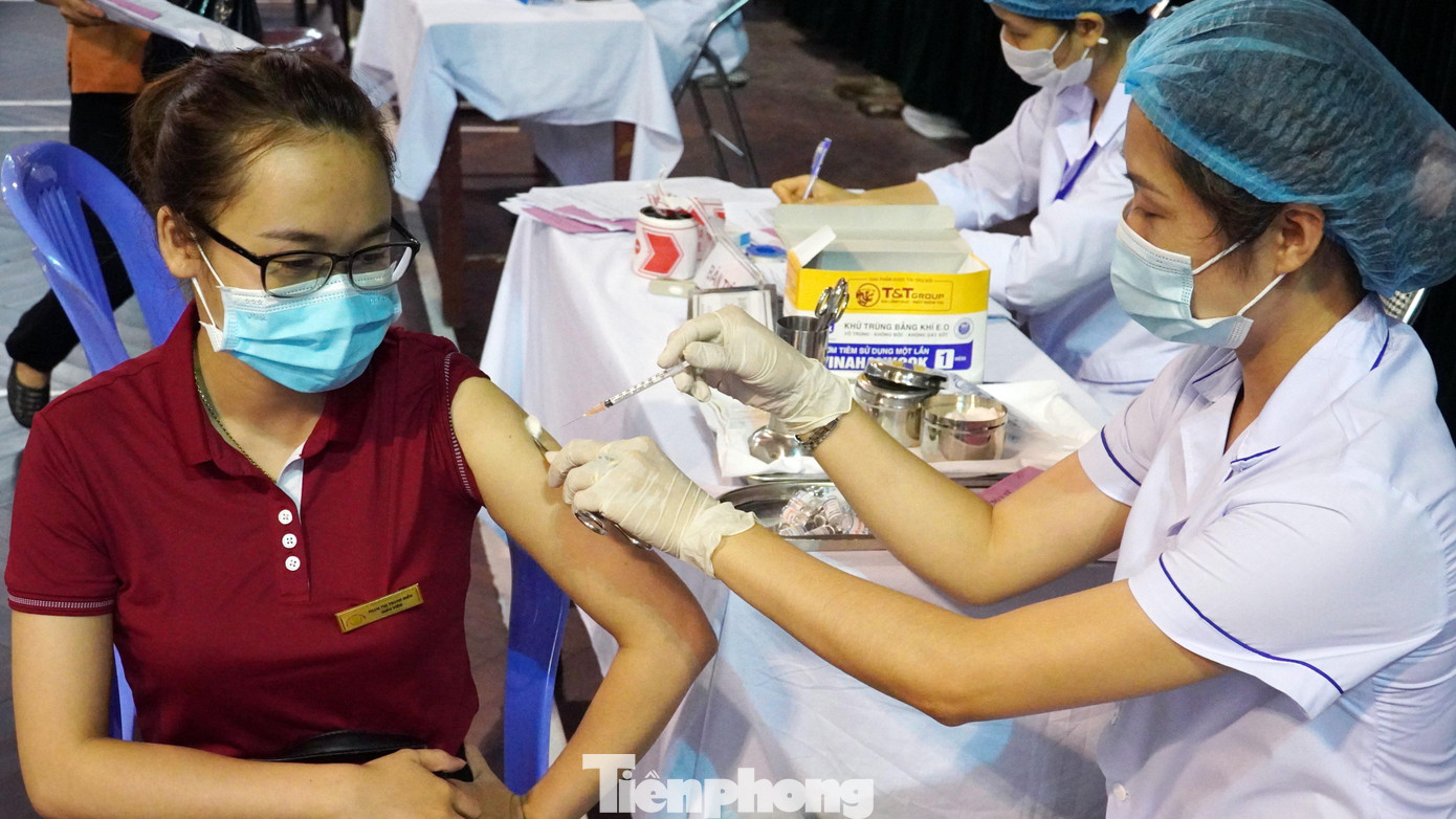 Phạm Thị Thanh Huyền (25 tuổi), giáo viên Trường mầm non Sao Sáng 4 chia sẻ, vắc xin Vero Cell được WHO công nhận về công nghệ sản xuất và hiệu quả phòng chống dịch. Bộ Y tế cũng đã thẩm định do đó nữ giáo viên tỏ ra yên tâm đăng ký tiêm.