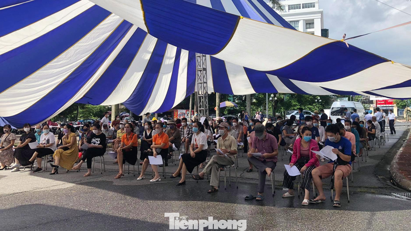 Từ sớm, hàng nghìn người dân quận Ngô Quyền đến Cung văn hóa thể thao Thanh Niên Hải Phòng trên đường Lạch Tray để tiêm theo danh sách đăng ký từ trước. Tất cả đều thực hiện 5K, đảm bảo khoảng cách và xếp hàng lần lượt theo thứ tự.