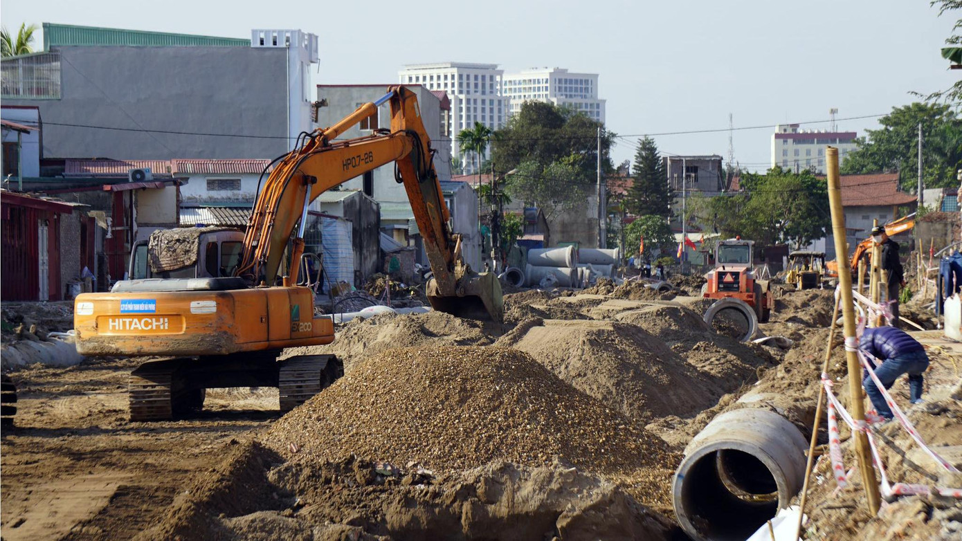 Đơn vị thi công tập trung rải vải kỹ thuật, đắp đất cát nền, cấp phối đá dăm, lắp hệ thống cống thoát nước tại các đoạn trên tuyến. Đơn vị thi công tập trung rải vải kỹ thuật, đắp đất cát nền, cấp phối đá dăm, lắp hệ thống cống thoát nước tại các đoạn trên tuyến.
