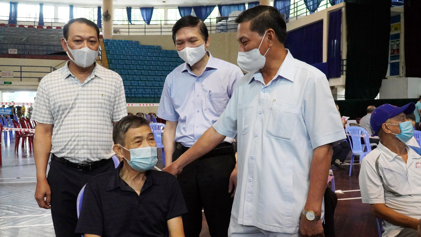 Sáng cùng ngày, ông Nguyễn Văn Tùng - Chủ tịch UBND TP Hải Phòng, ông Trần Anh Cường - Giám đốc Sở Y tế đã đến thăm hỏi người dân và kiểm tra công tác tổ chức tiêm chủng tại Cung văn hóa thể thao Thanh Niên.
