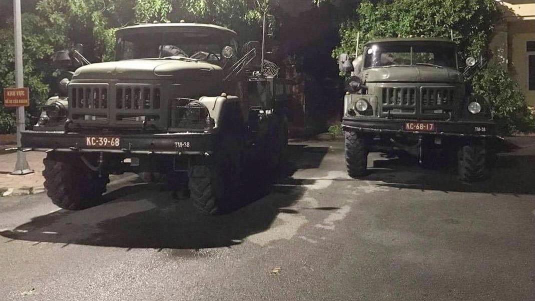 Lực lượng quân đội khử khuẩn tại thị trấn Yên Mỹ tối 26/6. Ảnh: Luận Nguyễn Lực lượng quân đội khử khuẩn tại thị trấn Yên Mỹ tối 26/6. Ảnh: Luận Nguyễn