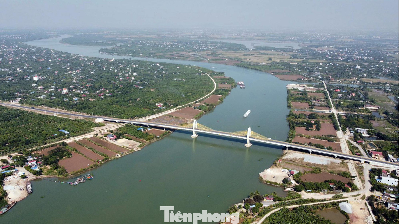 Cầu Quang Thanh: Là cầu được xây dựng vĩnh cửu bằng bê tông cốt thép và bê tông cốt thép dự ứng lực, khánh thành tháng 7/2021 sau 13 tháng thi công. Cầu dài 536m, rộng 12m, gồm 10 nhịp, kích thước khoang thông thuyền 50x9,5m, với tổng mức đầu tư gần 400 tỷ đồng.