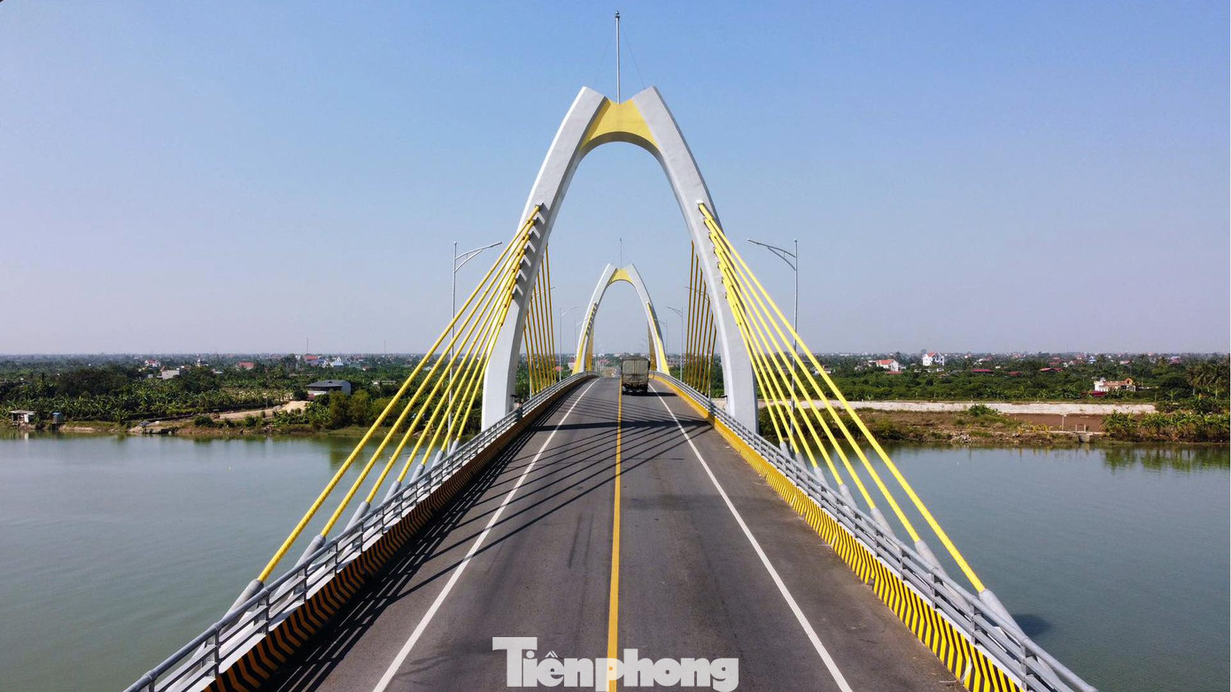 Cầu vượt sông Văn Úc, thay thế phà Quang Thanh, là công trình quan trọng kết nối giao thông giữa 2 địa phương này, đặc biệt khu vực gặp khó khăn về giao thông và rút ngắn khoảng cách về vận tải, tăng cường giao lưu hàng hóa.