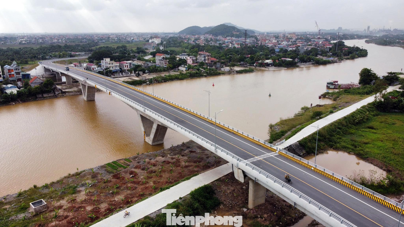 Theo thiết kế, cầu Dinh được xây mới bằng bê tông cốt thép và bê tông cốt thép dự ứng lực, với tổng mức đầu tư 269 tỷ đồng. Cầu dài 369m, rộng 12m, gồm 7 nhịp, kích thước khoang thông 50mx9,5.