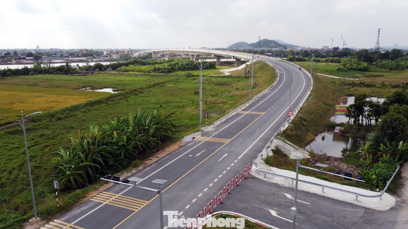 Cầu Dinh: Bắc qua sông Kinh Thầy, kết nối huyện Thủy Nguyên (Hải Phòng) với thị xã Kinh Môn (Hải Dương). Cây cầu này khánh thành, thông xe vào tháng 7/2021, sau 13 tháng thi công.