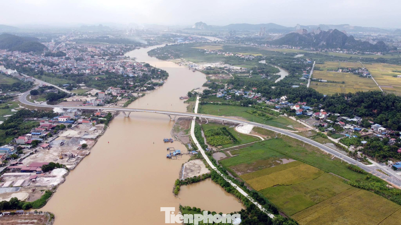 Đồng thời, tạo thuận lợi cho người dân thị xã Kinh Môn, các huyện Kim Thành, Nam Sách (Hải Dương), huyện Đông Triều (Quảng Ninh) và các vùng phụ cận trong việc thông thương hàng hóa, tiếp cận các dịch vụ kinh tế - xã hội và đô thị. Đặc biệt, với khu trung tâm hành chính mới của TP Hải Phòng tại Khu đô thị Bắc Sông Cấm.