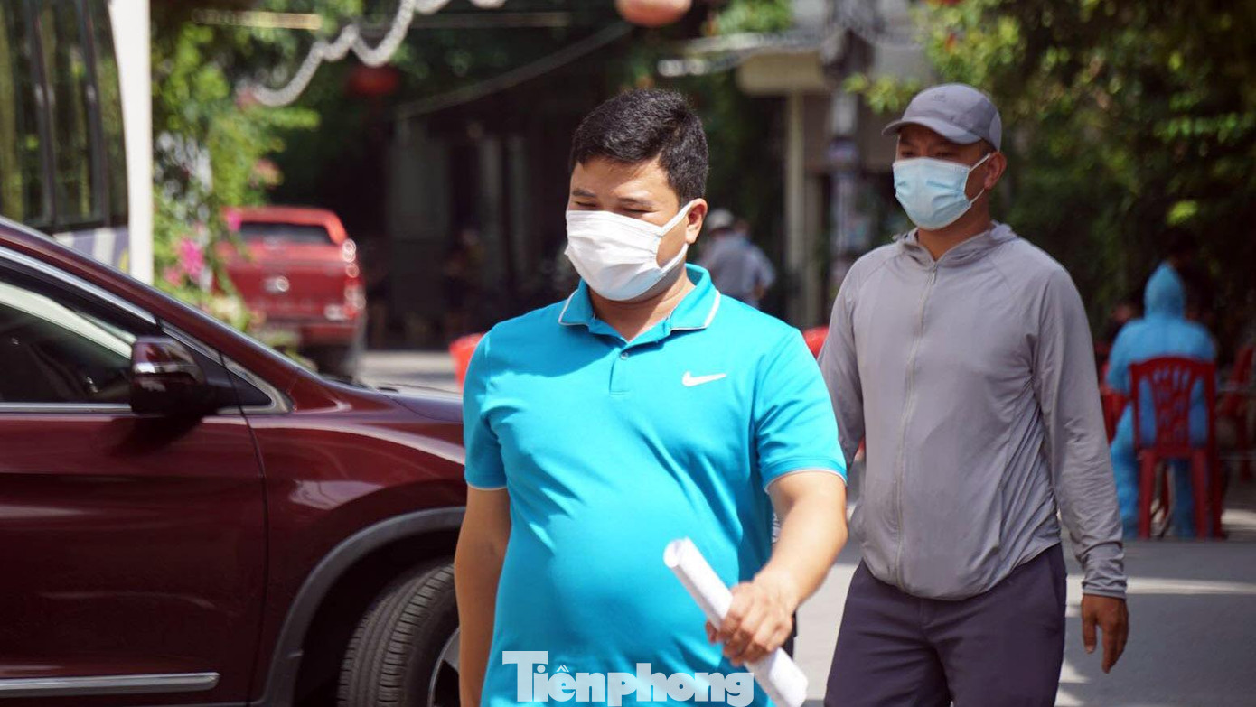 Khoảng 200 người trong tổ dân phố thuộc ngõ 512 đường Nguyễn Văn Linh (quận Lê Chân) thực hiện khai báo y tế, lấy mẫu xét nghiệm. Khoảng 200 người trong tổ dân phố thuộc ngõ 512 đường Nguyễn Văn Linh (quận Lê Chân) thực hiện khai báo y tế, lấy mẫu xét nghiệm.