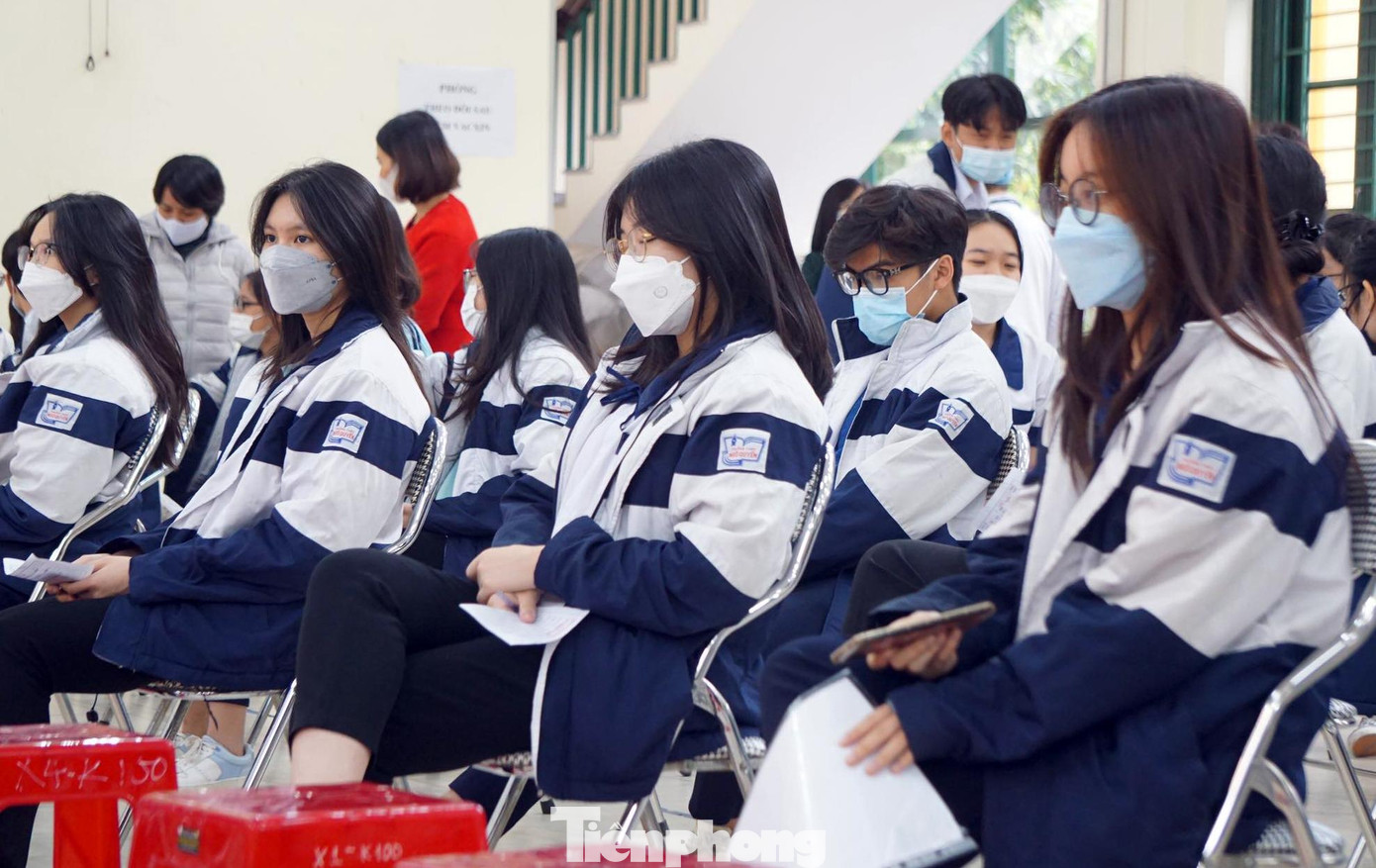 Hàng trăm học sinh Trường THPT Ngô Quyền theo dõi sức khỏe sau khi hoàn tất mũi 1 vắc xin Pfizer. Bà Cao Tố Nga - Hiệu trưởng Trường THPT Ngô Quyền cho biết, đợt này trường có hơn 1.700 học sinh được bố mẹ, người giám hộ đồng ý tham gia tiêm chủng vắc xin.