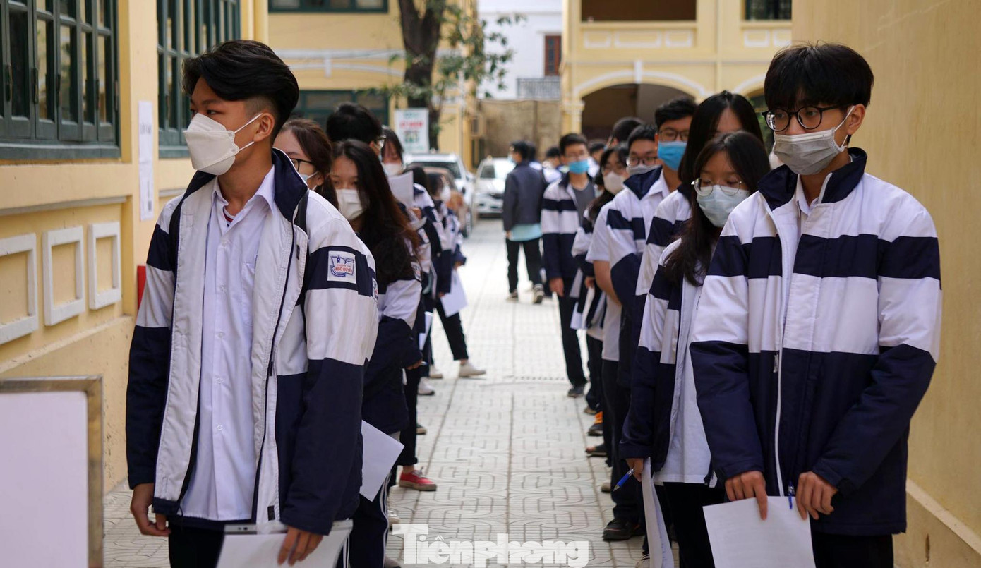 Ghi nhận của phóng viên, sáng sớm lực lượng y tế thành phố bố trí điểm tiêm chủng trong phòng học đa năng tại Trường THPT Ngô Quyền với 5 bàn tiêm. Hàng trăm học sinh khối 12 xếp hàng chờ đến lượt tiêm sau khi khám sàng lọc.