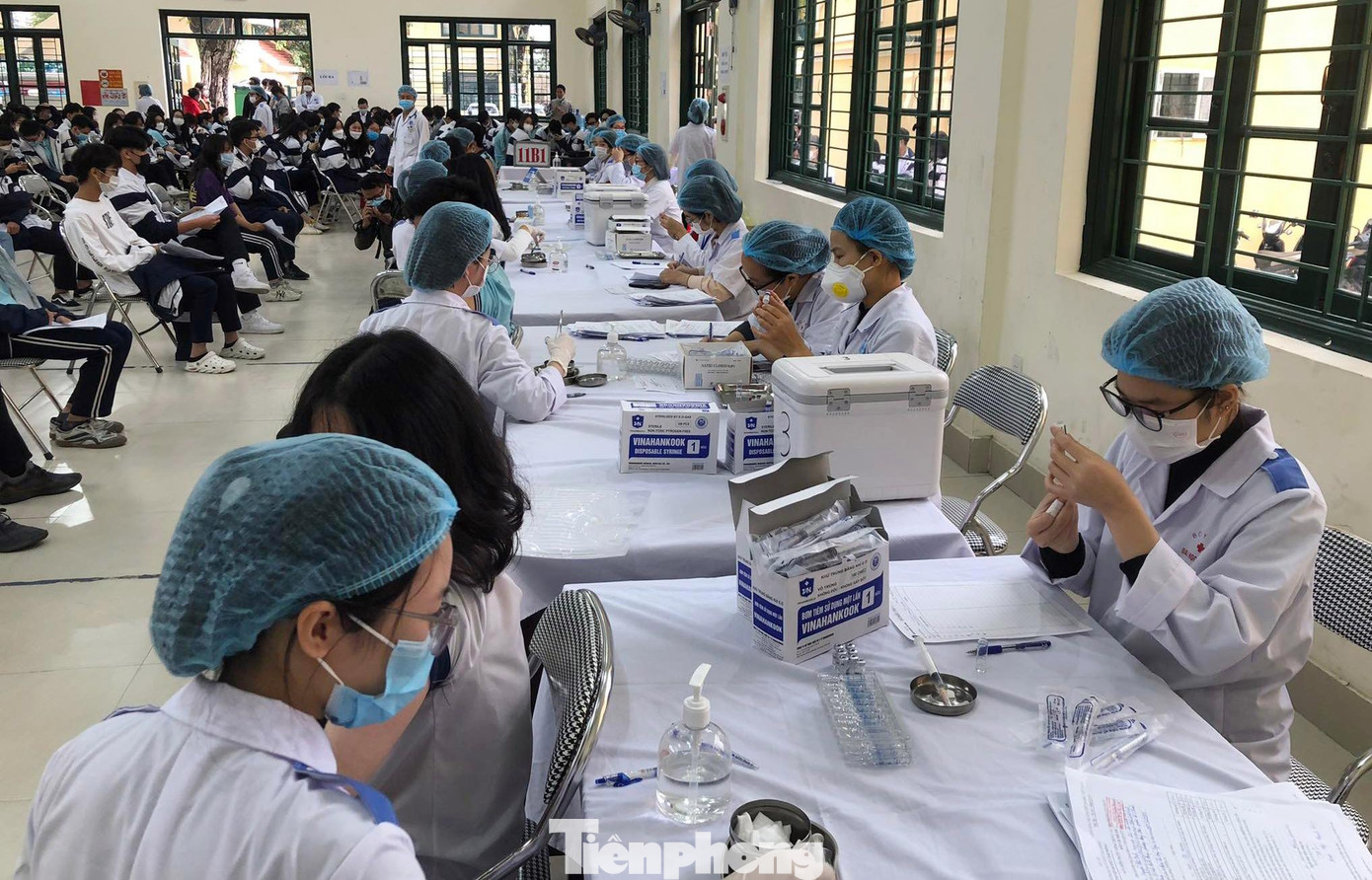 Sáng 24/11, TP Hải Phòng bắt đầu triển khai tiêm chủng vắc xin phòng COVID-19 cho trẻ em từ 12 đến dưới 18 tuổi tại ba điểm trường THPT thuộc quận Hồng Bàng, Lê Chân và Dương Kinh.