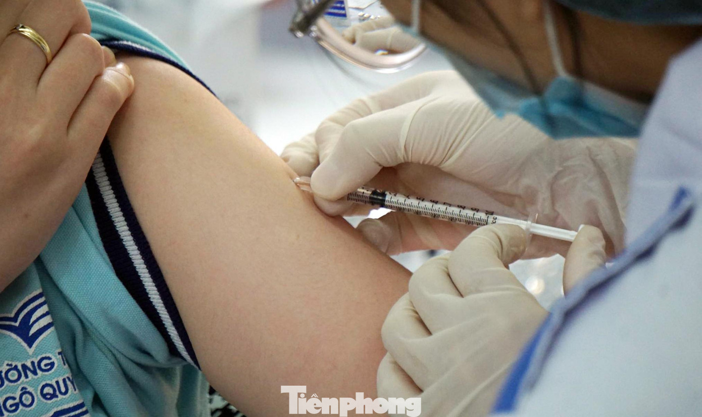 "Ngồi bàn và nhìn mũi kim em hơi lo lắng vì sợ đau tuy nhiên được nhân viên y tế kịp thời trấn an, trong nháy mắt em đã hoàn tất mũi 1 vắc xin Pfizer", Vũ Huyền Chi vui vẻ chia sẻ.