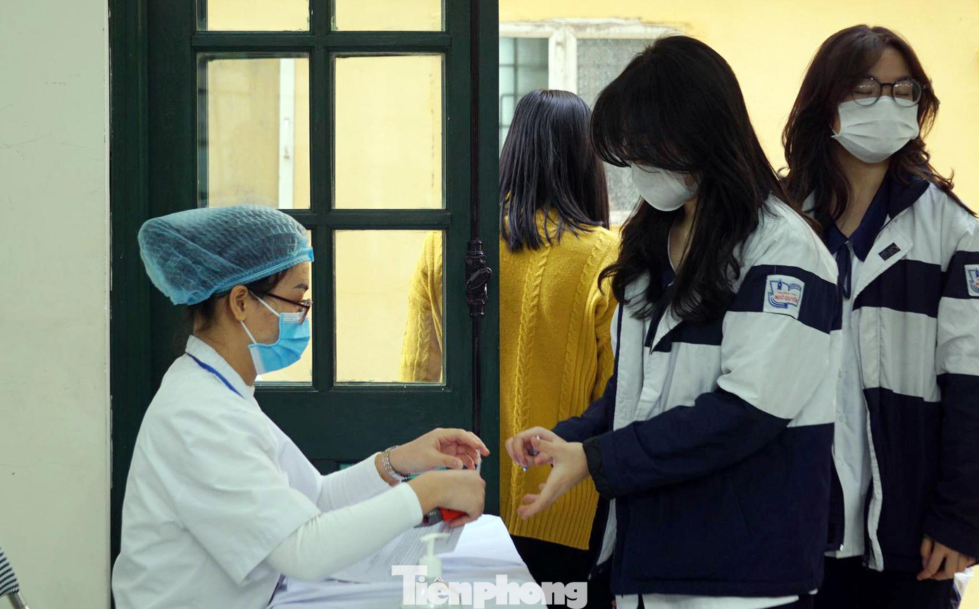 Học sinh xếp hàng kiểm tra thông tin cá nhân theo danh sách đã đăng ký, khám sức khỏe.