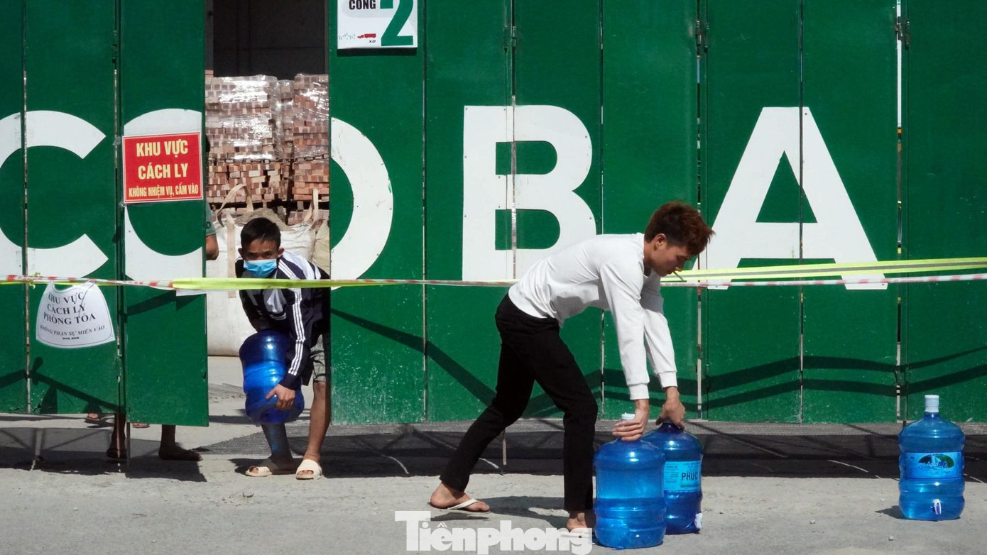 Một số công nhân thuộc diện phải cách ly trong công trường xây dựng tại quận Hồng Bàng nhận đồ tiếp tế.