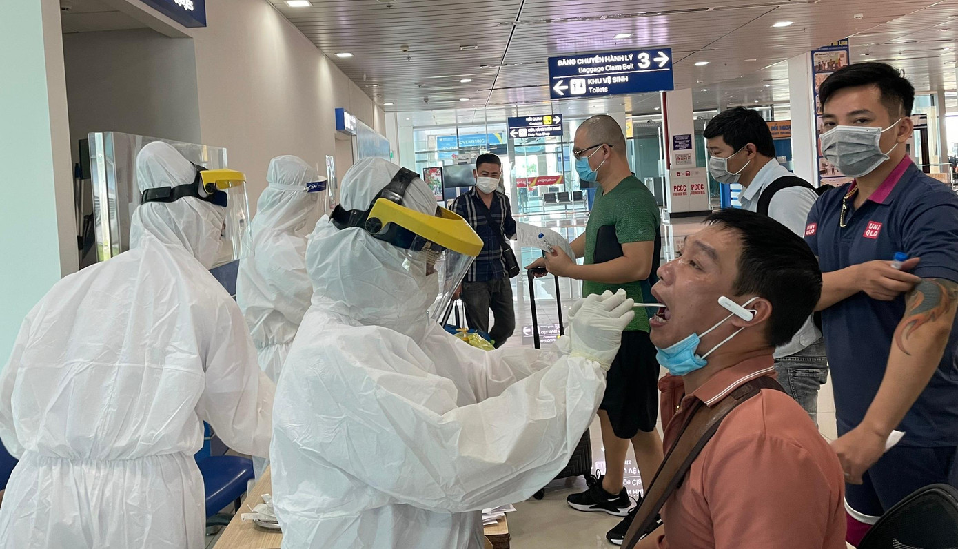 Sau khi khai báo y tế, người trở về Hải Phòng từ TP Hồ Chí Minh được lực lượng y tế lấy mẫu xét nghiệm.