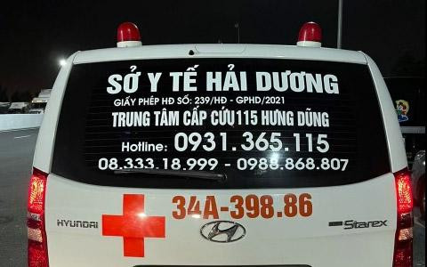 Chiếc xe cấp cứu chở 5 người giả bệnh nhân từ Hải Dương vào Quảng Ninh bị cảnh sát phát hiện tối 26/6. Ảnh: CSGT cung cấp