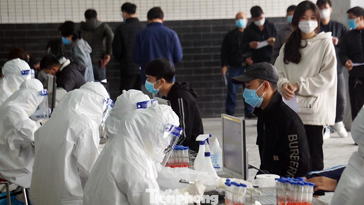 Lực lượng y tế Hải Dương lấy mẫu xét nghiệm cho học sinh, sinh viên năm 2021. Lực lượng y tế Hải Dương lấy mẫu xét nghiệm cho học sinh, sinh viên năm 2021.