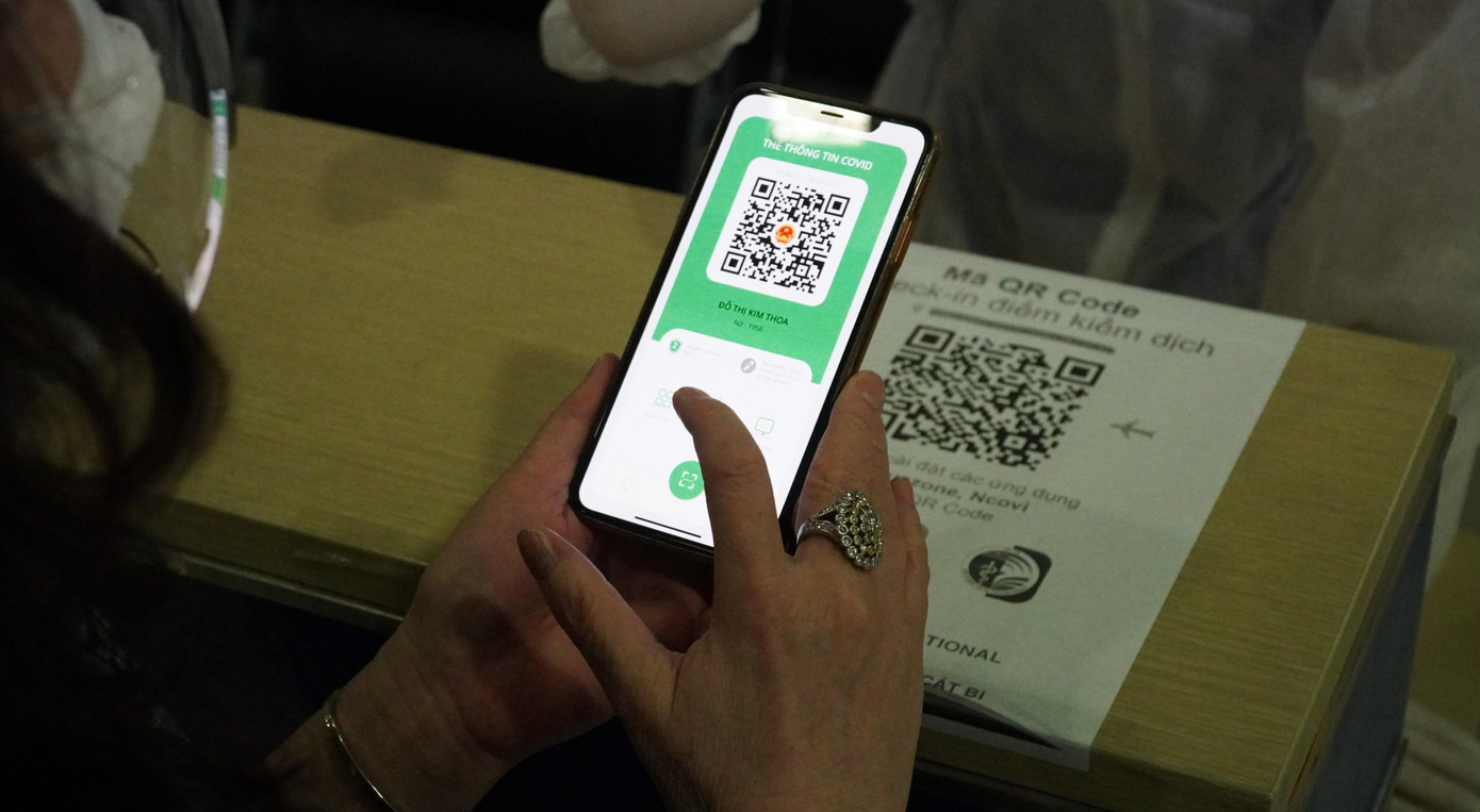 Sau khi xuống sân bay, lực lượng chức năng phân loại hành khách lưu trú tại Hải Phòng và khách về các tỉnh lân cận. Sau đó, lực lượng chức năng kiểm tra điều kiện, hướng dẫn hành khách khai báo y tế và quét mã QR.