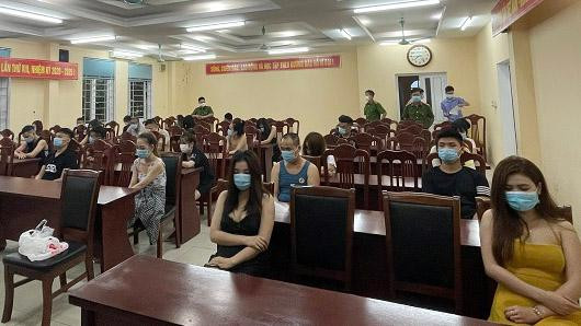 Nhóm thanh niên dương tính chất ma túy bị đưa về trụ sở công an. Nhóm thanh niên dương tính chất ma túy bị đưa về trụ sở công an.