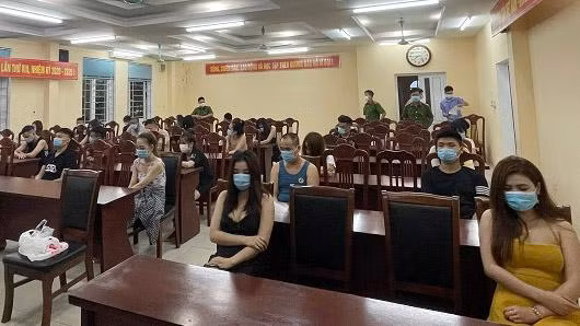 Nhóm thanh niên dương tính chất ma túy bị đưa về trụ sở công an. Nhóm thanh niên dương tính chất ma túy bị đưa về trụ sở công an.