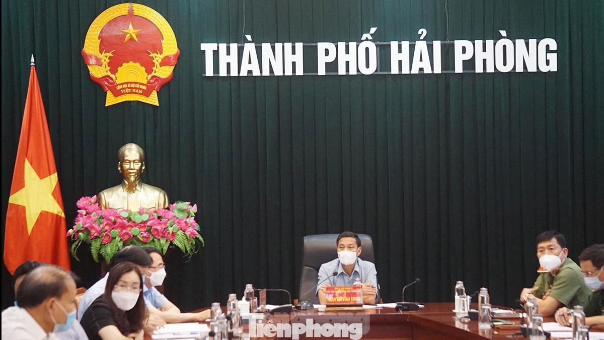 Ông Nguyễn Văn Tùng - Chủ tịch UBND TP Hải Phòng chủ trì cuộc họp khẩn bàn các biện pháp phòng chống COVID-19. Ông Nguyễn Văn Tùng - Chủ tịch UBND TP Hải Phòng chủ trì cuộc họp khẩn bàn các biện pháp phòng chống COVID-19.