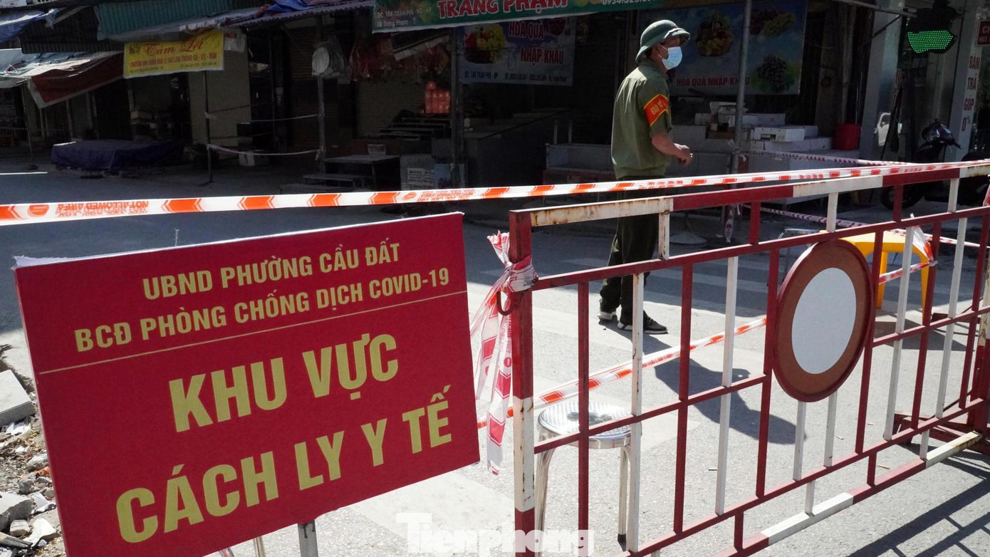 Một ổ dịch khác tại phố Nguyễn Khuyến (quận Ngô Quyền, TP Hải Phòng), lực lượng chức năng cũng phong tỏa nhiều hộ dân, gian hàng kinh doanh.