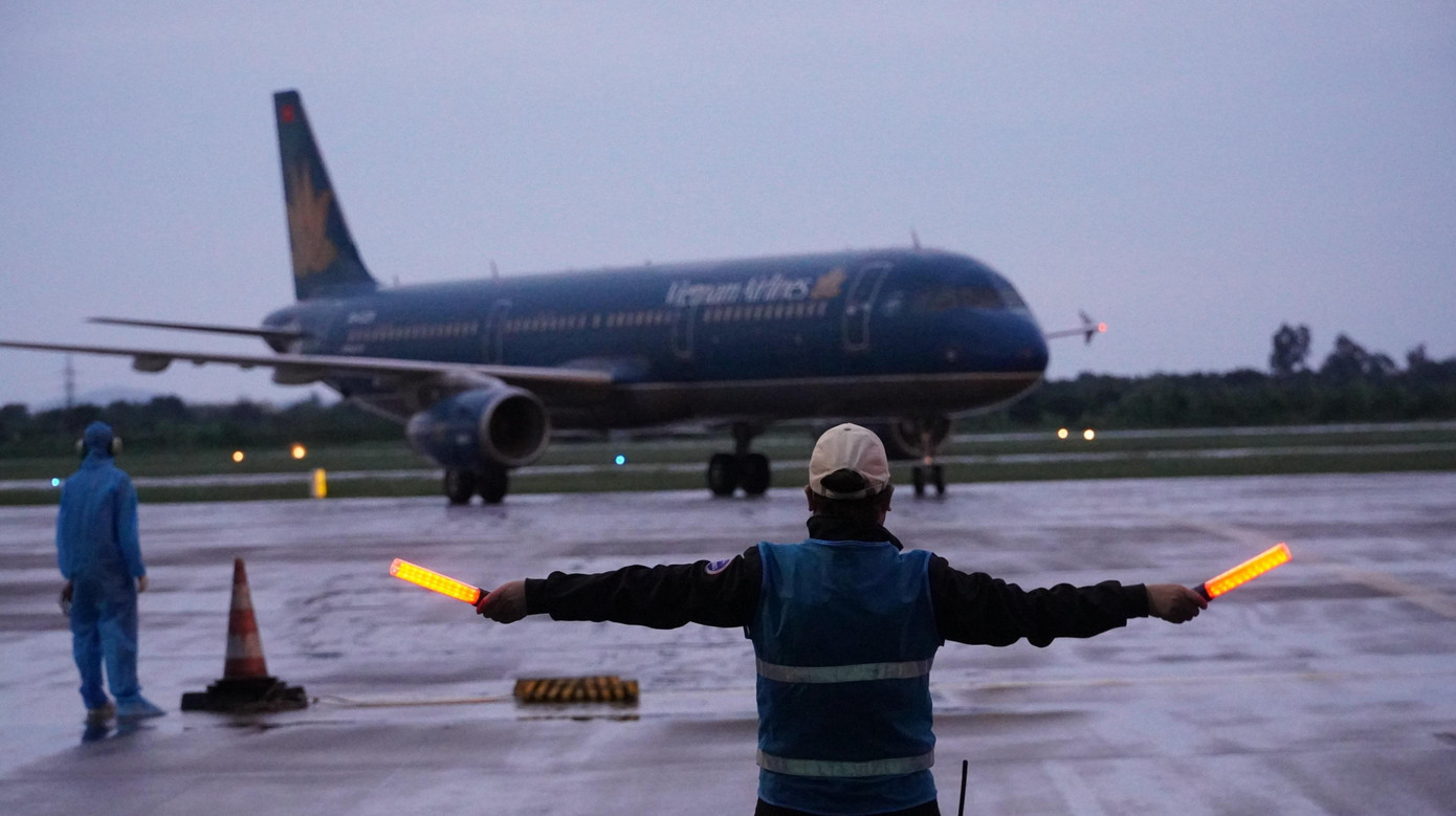 Khoảng 17h30 ngày 13/10, chuyến bay mang số hiệu VN-1176 của hãng hàng không Vietnam Airlines từ sân bay Tân Sơn Nhất (TPHCM) đã hạ cánh xuống sân bay Cát Bi (TP Hải Phòng). Đây là chuyến bay thương mại đầu tiên đến Hải Phòng sau 4 tháng tạm dừng hoạt động sân bay Cát Bi vì COVID-19.