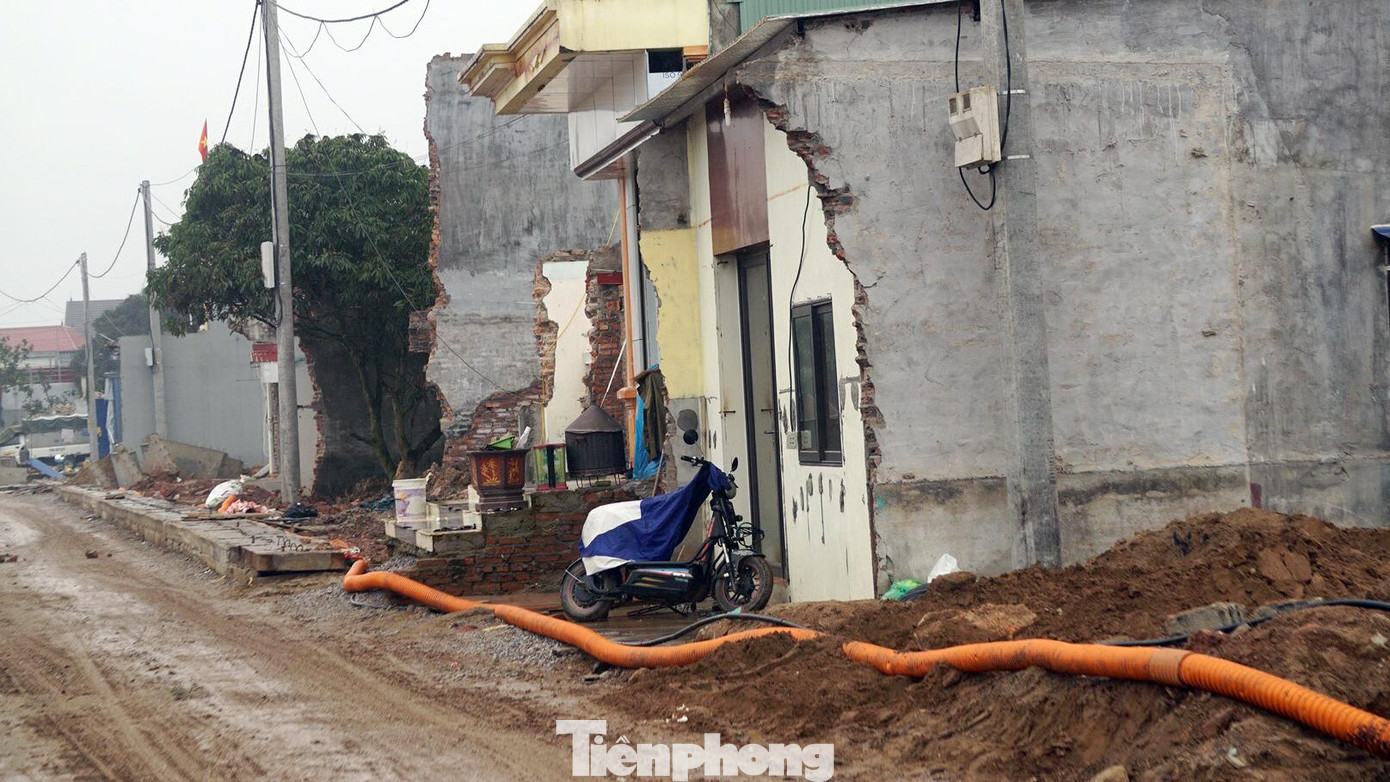 Một góc vỉa hè, hệ thống cống thoát nước chưa được thi công do vướng mắc trong giải phóng mặt bằng, bồi thường cho người dân.