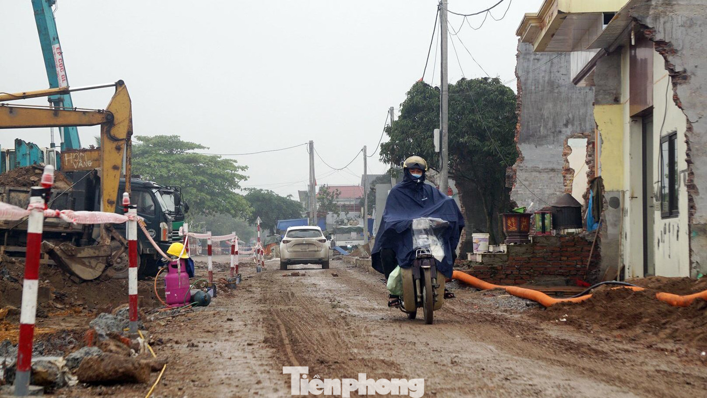 "Trong vài ngày tới sau khi hoàn tất kiểm tra, đơn vị sẽ tiếp tục mời những hộ dân làm việc để sớm giải phóng mặt bằng thi công cầu Quang Thanh", đại diện Phòng TN&amp;MT huyện An Lão nói. Còn đại diện đơn vị thi công cầu Quang Thanh cho biết, do không có mặt bằng nên việc thi công đường gom, hệ thống cống thoát nước, nền đường dẫn gặp nhiều khó khăn. Nếu mặt bằng được bàn giao đầy đủ, đơn vị sẽ thi công kịp tiến độ dự kiến và sẽ thông xe vào tháng 5/2021. Trước mắt, trong lúc chờ UBND huyện An Lão giải phóng mặt bằng còn lại, đơn vị tiếp tục thi công lao dầm, hợp long nhịp cầu giữa sông và khớp nối với đường dẫn 2 đầu cầu vào ngày 15/4. Ngoài ra, khẩn trương ép cọc, đổ bê tông nền một phần đường dẫn lên cầu theo đúng tiến độ.