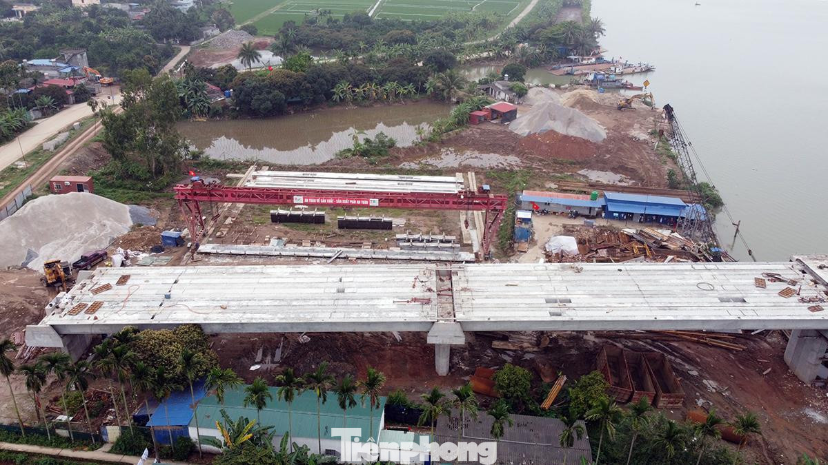 Theo ghi nhận, đầu tháng 4/2021, phần cầu Quang Thanh cơ bản đã hoàn thành, chỉ còn khớp nối hợp long các nhịp giữa sông và phần nối với đường dẫn hai bên cầu. Tuy nhiên, đường dẫn 2 bên lên cầu còn gặp nhiều vướng mắc trong giải phóng mặt bằng khiến việc thi công khó khăn, dẫn đến nguy cơ chậm tiến độ.