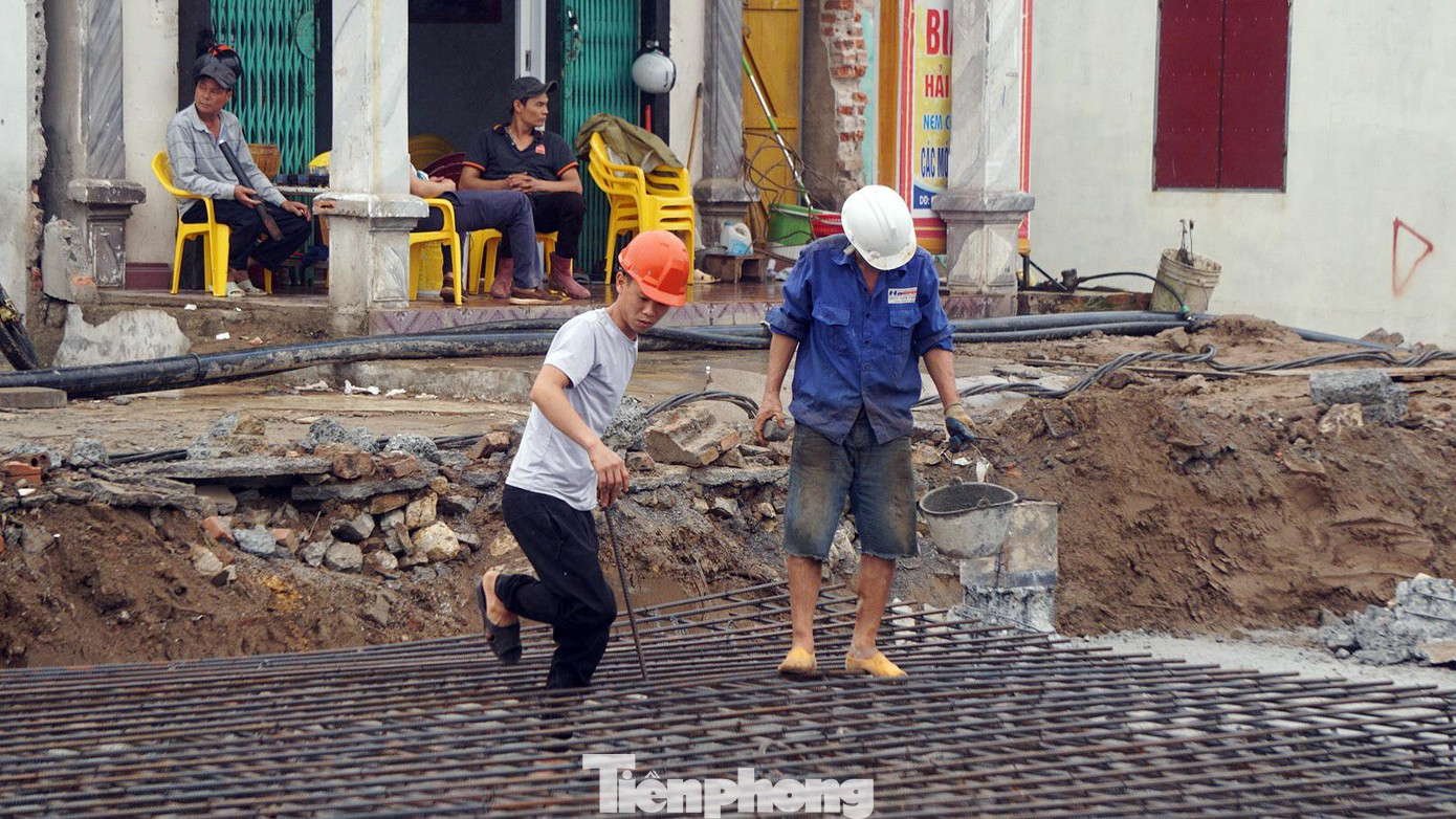 Còn đại diện đơn vị thi công cầu Quang Thanh cho biết, do không có mặt bằng nên việc thi công đường gom, hệ thống cống thoát nước, nền đường dẫn gặp nhiều khó khăn. Nếu mặt bằng được bàn giao đầy đủ, đơn vị sẽ thi công kịp tiến độ dự kiến và sẽ thông xe vào tháng 5/2021.