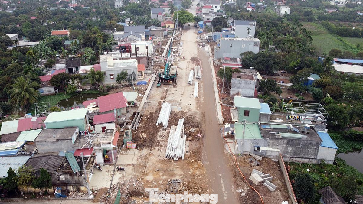 Cụ thể, đoạn đường dẫn lên cầu Quang Thanh, tại xã Quang Hưng (An Lão, Hải Phòng), 31 hộ dân còn nhiều kiến nghị về bồi thường tài sản trên đất, giá đất bồi thường nên chưa đơn vị thi công chưa thể triển khai đường gom, cống thoát nước, hệ thống điện chiếu sáng...