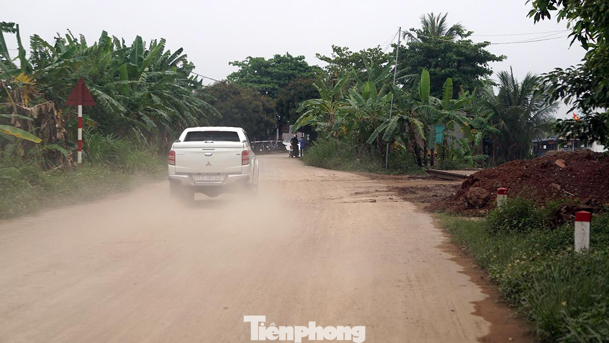 Anh Nam cũng phản ánh, quá trình thi công cầu, việc lu nền đường gây rung lắc mạnh, tiếng ồn lớn, bụi mù mịt ảnh hưởng trực tiếp tới việc kinh doanh, buôn bán và cuộc sống hằng ngày của người dân địa phương. Dù cơ quan chức năng có hỗ trợ nhưng mức rất thấp nên người dân không chấp thuận.