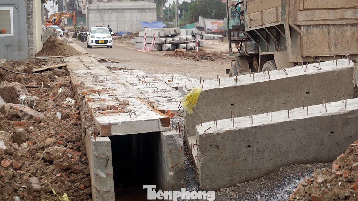 Hệ thống cống thoát nước đường gom và đường dẫn lên cầu Quang Thanh, tại thôn Câu Thượng, xã Quang Hưng (An Lão, Hải Phòng) phải tạm dừng do vướng mặt giải phóng mặt bằng.