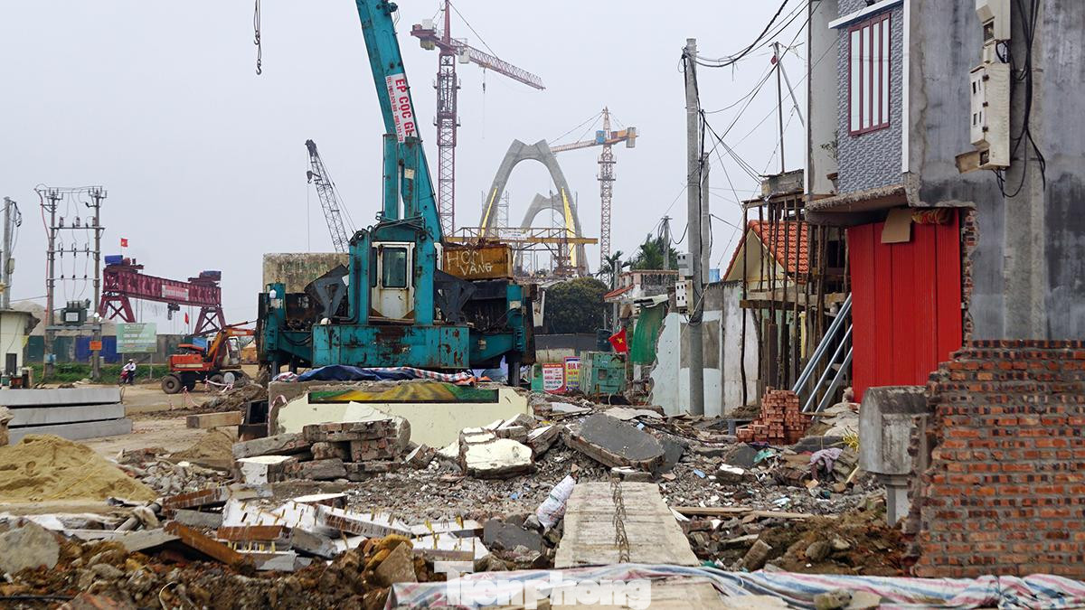 Do đó, hàng chục hộ dân chưa đồng ý để đơn vị thi công phần đường gom, hệ thống cống thướng nước và hệ thống đèn điện chiếu sáng. UBND huyện An Lão nhiều lần họp bàn, hứa hẹn việc bồi thường bổ sung kết cấu hạ tầng nhà dân kê khai thiếu sót hoặc bồi thường chưa đồng đều nhưng nhiều tháng qua chưa thống nhất, giải quyết.