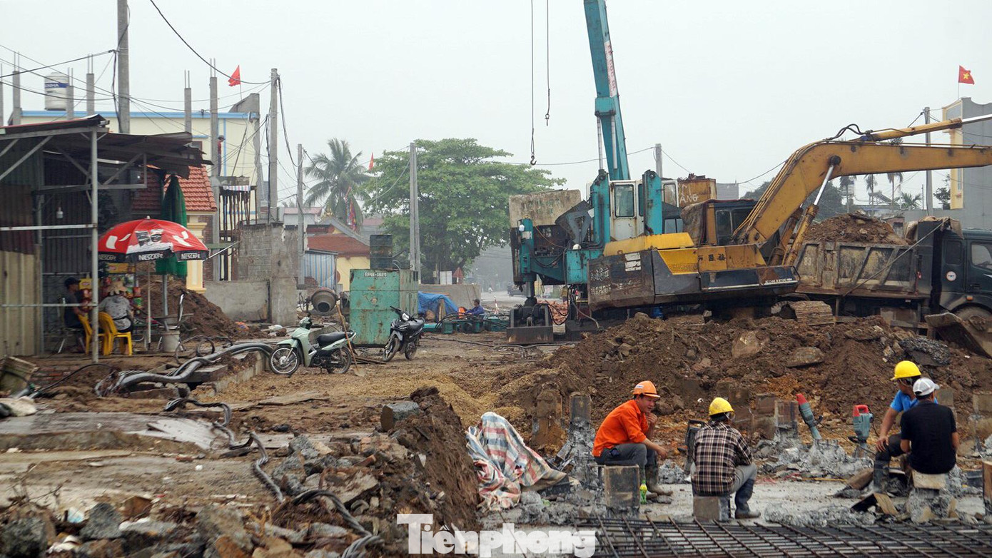 Trao đổi với Tiền Phong, lãnh đạo Phòng TN&amp;MT huyện An Lão cho biết, đơn vị đang phối hợp với Trung tâm phát triển quỹ đất huyện tổ chức kiểm kê lại một số hạng mục hạ tầng, kỹ thuật của các hộ dân. Đồng thời, kiểm tra lại một số kê khai thiếu sót như người dân phản ánh. Còn việc bồi thường giá đất ở nông thôn cho người dân được thực hiện theo quy định.